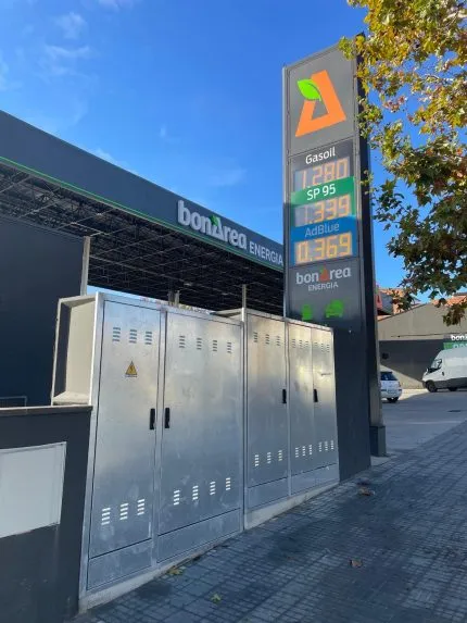 Armario GRA-5 y GRA-6 instalados en estación de servicio BON ÀREA de Ripollet