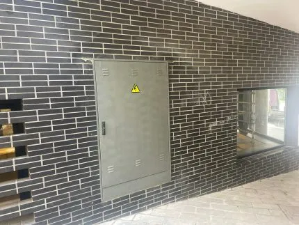Puerta pintada montada en parque municipal de Barcelona