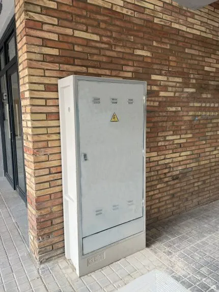 Armario GRA 2150/800 pintado instalado en C/ Felipe II de Barcelona