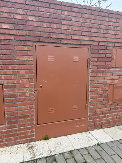 PE-A CONTADOR pintado e integrado en fachada